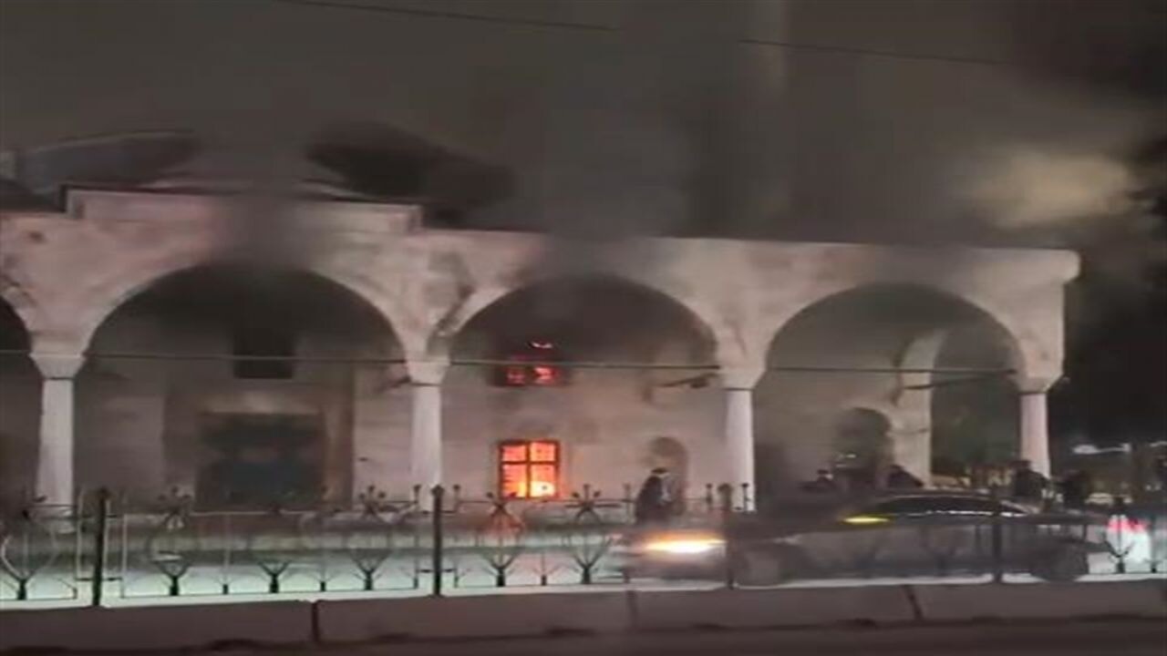 Beyoğlu'ndaki 436 yıllık tarihi camide yangın
