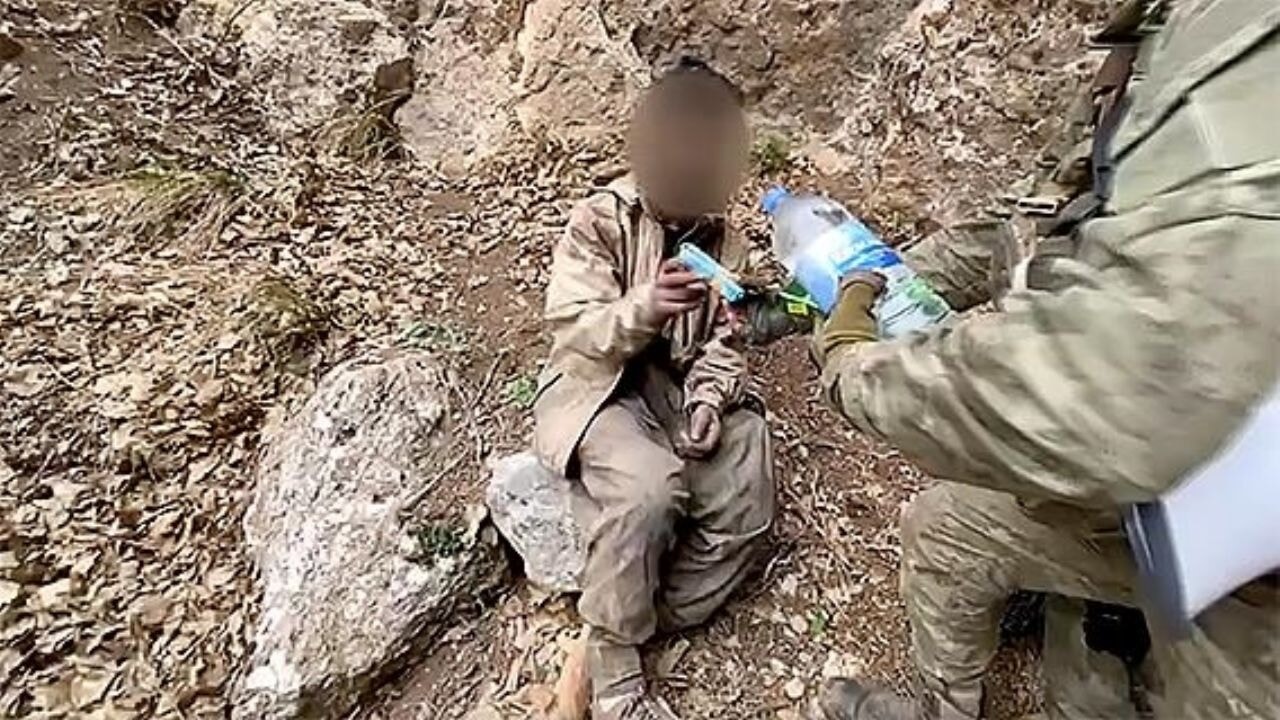 PKK/YPG'li teröristin teslim olduğu anlar görüntülendi