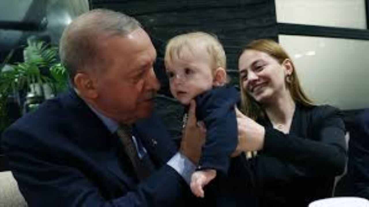 Cumhurbaşkanı Erdoğan, kafede vatandaşlarla sohbet etti