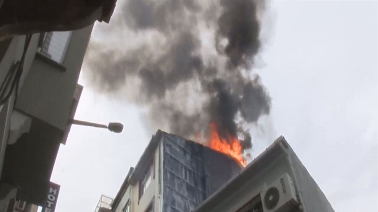 Kibriti çöp kutusuna attı; 4 katlı binayı yaktı!