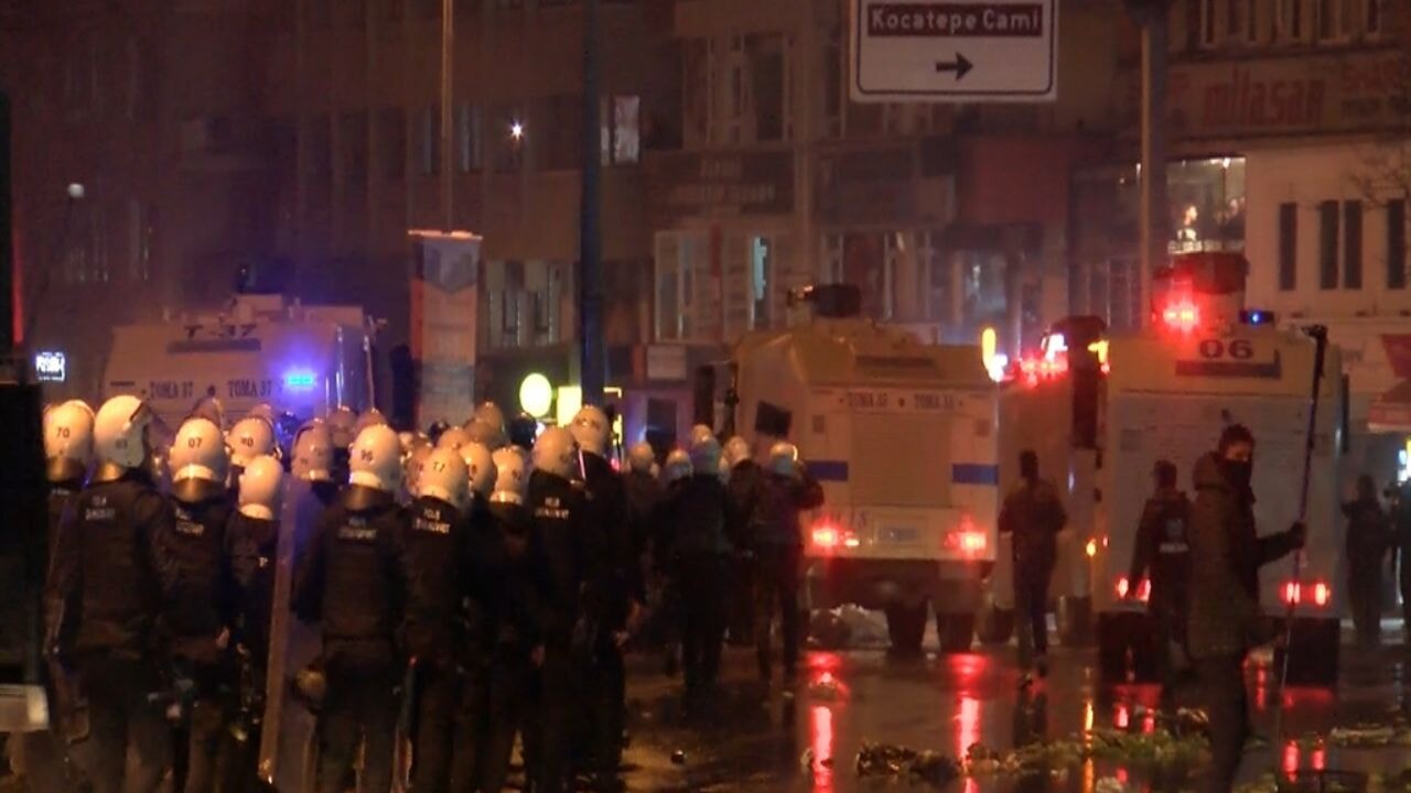 İzmir'de yürüyüş ve gösteri yasağı uzatıldı