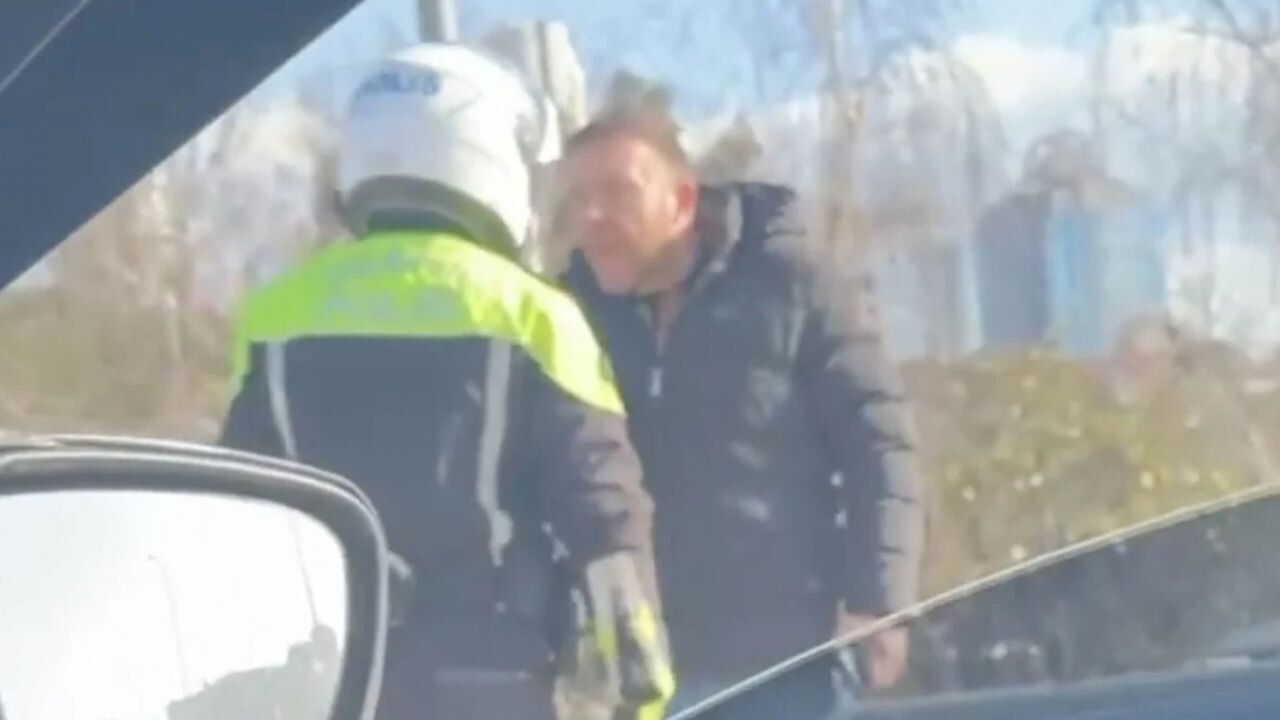 İstanbul'da trafikte hatalı sürücü ile polis memurunun tartışması