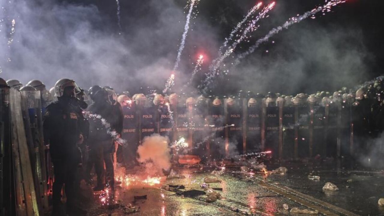 Saraçhane'de polise saldırı! Müdahale gecikmedi