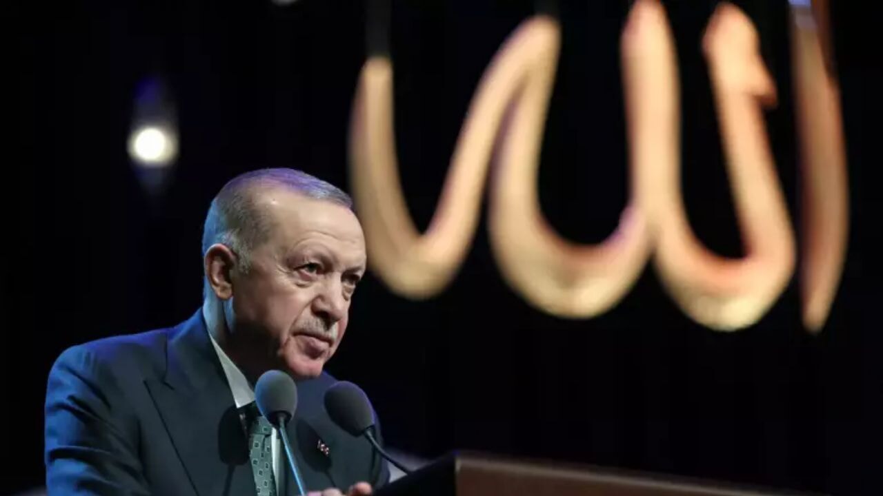 Cumhurbaşkanı Erdoğan: ''Belli bir karaktere sahipsen ülkeni şikayet etmezsin''