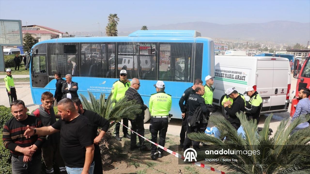 Hatay'da özel halk otobüsü kaza yaptı: Yaya hayatını kaybetti