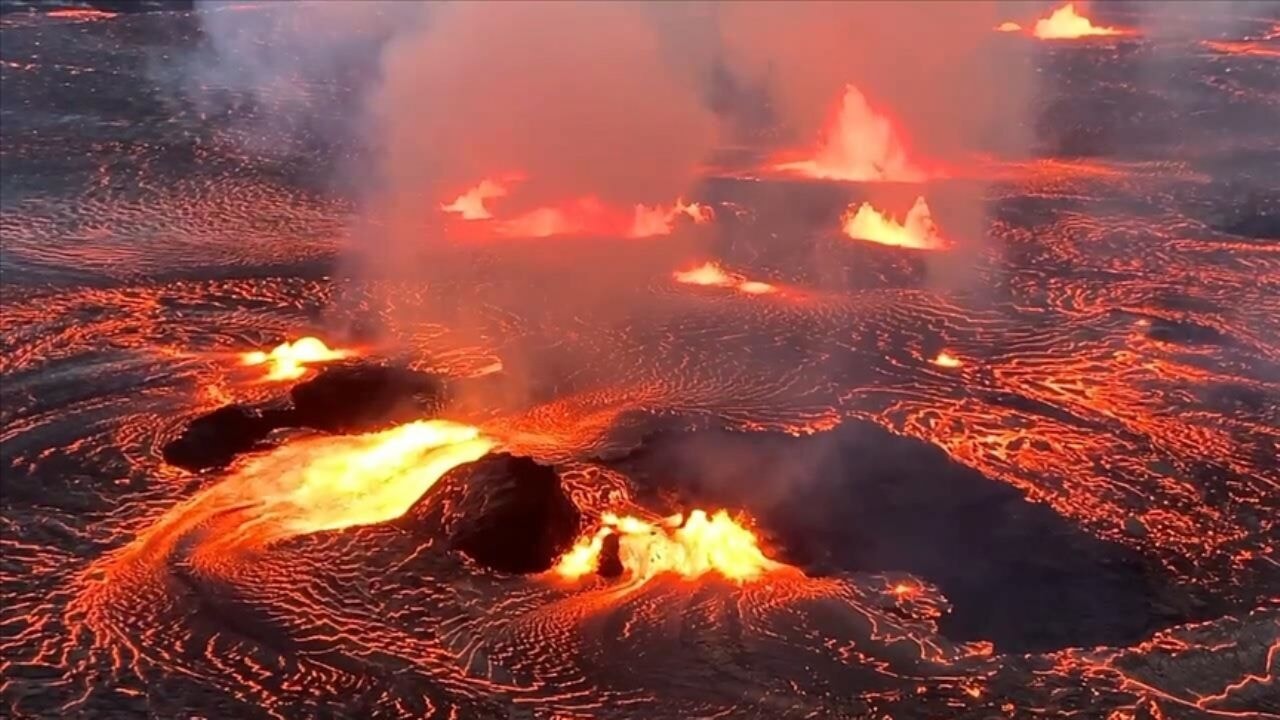 Kilauea Yanardağı'ndan 300 metrelik lav şovu!