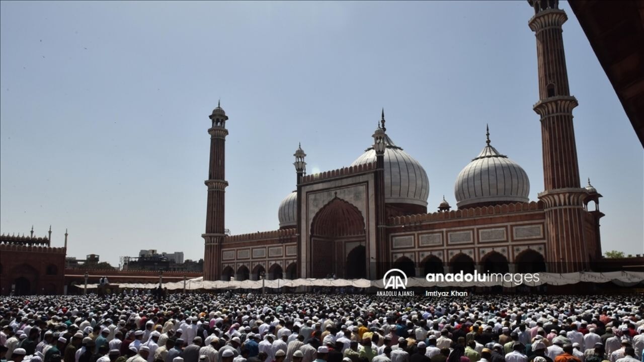 Yeni Delhi'de tarihi an! Ramazan'ın son cuma namazı Jama Mescid'de kılındı