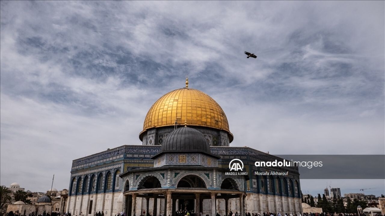 Mescid-i Aksa'da son Cuma Namazı: Binlerce müslüman Kudüs'te bir araya geldi