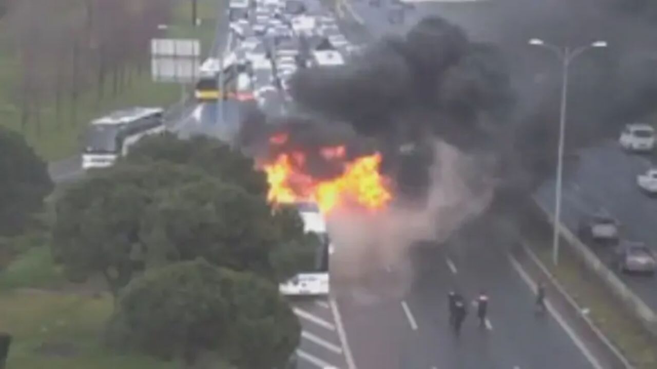 Bayrampaşa'da şehirlerarası otobüs yangını