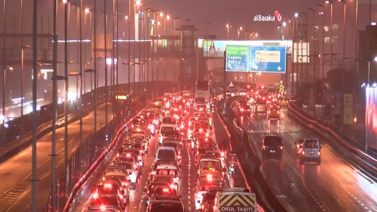 İstanbul'da trafik yoğunluğu gece de sürdü