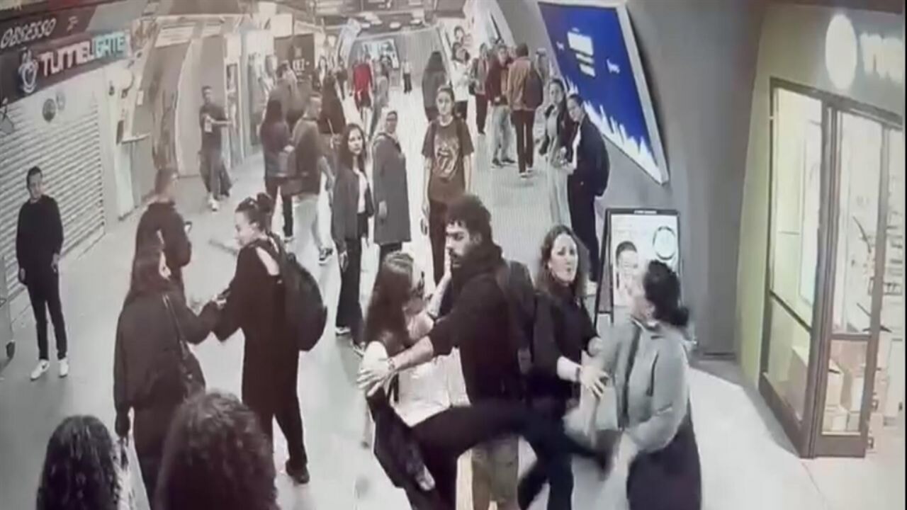 Metrobüs istasyonunda kavga: Saldıran kadın yürüyen merdivenden aşağı düştü!