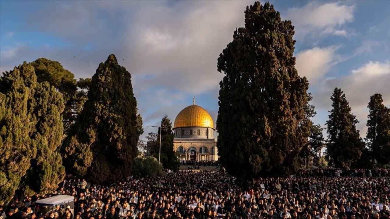 İsrail'in kısıtlamalarına rağmen  120 bin katılım