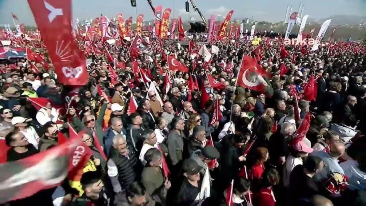 CHP mitinginde tabancalı 2 kişi tespit edildi!