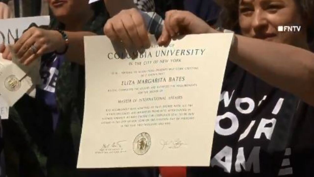 Columbia Üniversitesi mezunları diplomalarını yırttı