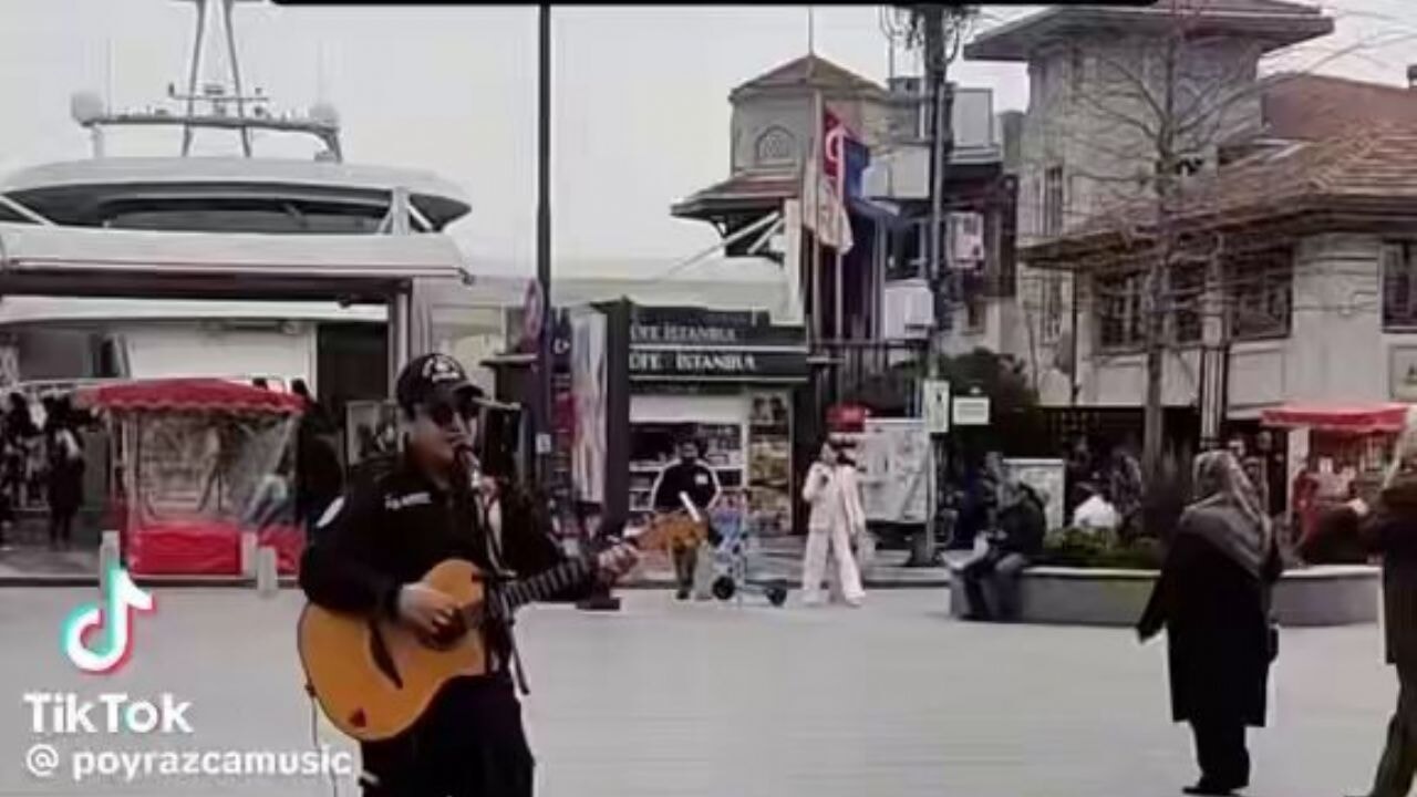 Polis, sokak sanatçısından gitarı alıp 'Kerkük Zindanı'nı söyledi