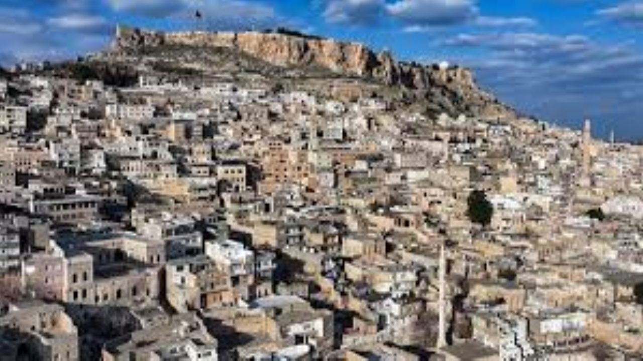 Güneydoğu'nun şiirsel kentlerinden Mardin'de ziyaretçiler zamanın izini sürüyor