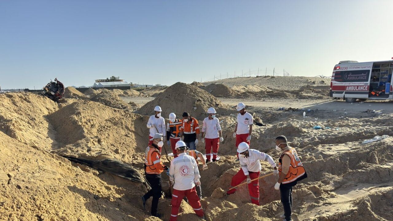 İsrail'in bir katliamı daha ortaya çıktı! Ambulansı da gömmüşler...