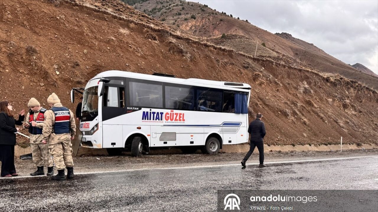 Oltu'da feci kaza: Fabrika servisi yamaca çarptı
