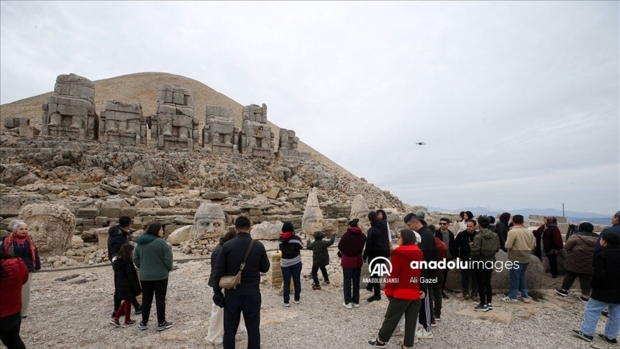 UNESCO mirası Nemrut Dağı'na tatilcilerden yoğun ilgi