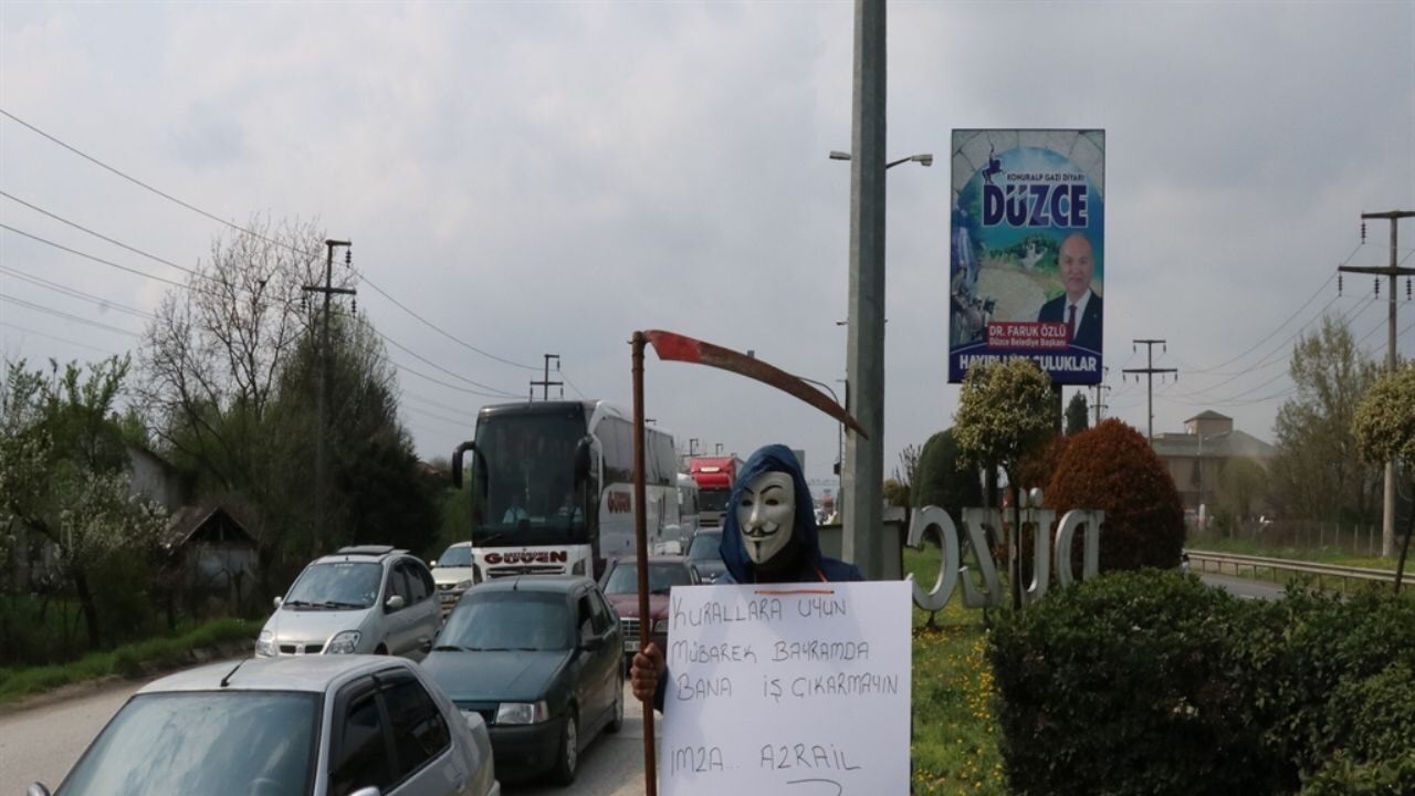 'Bayramda bana iş çıkarmayın' pankartıyla yola çıktı