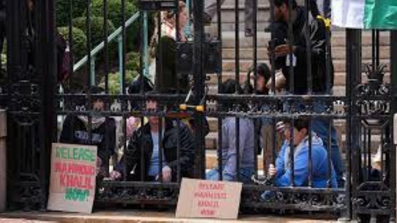 New York'ta öğrenciler, Filistinli aktivist Halil'e destek için kendilerini üniversite kapısına zincirledi