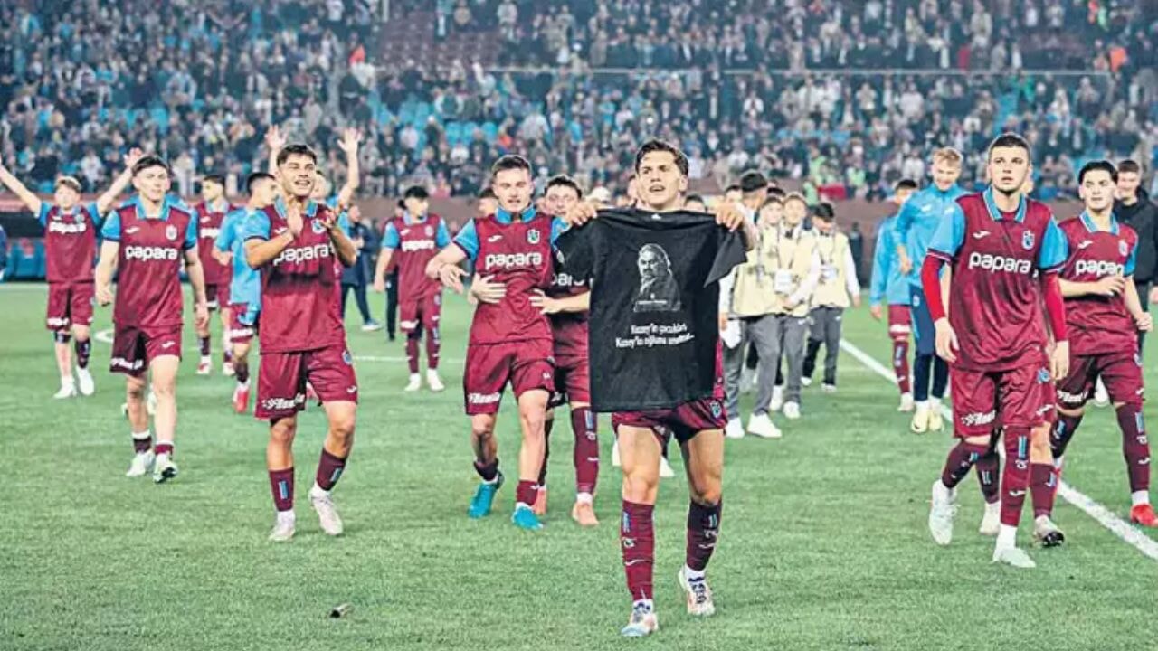 Türk düşmanlığına tepki: Trabzonspor taraftarları UEFA'ya direndi!
