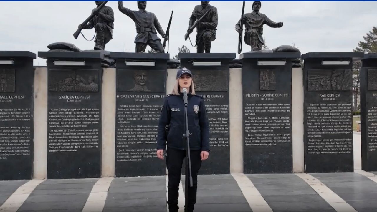 Polisler, Sivas'ın simge mekanlarında 'Mağusa Limanı' türküsünü seslendirdi
