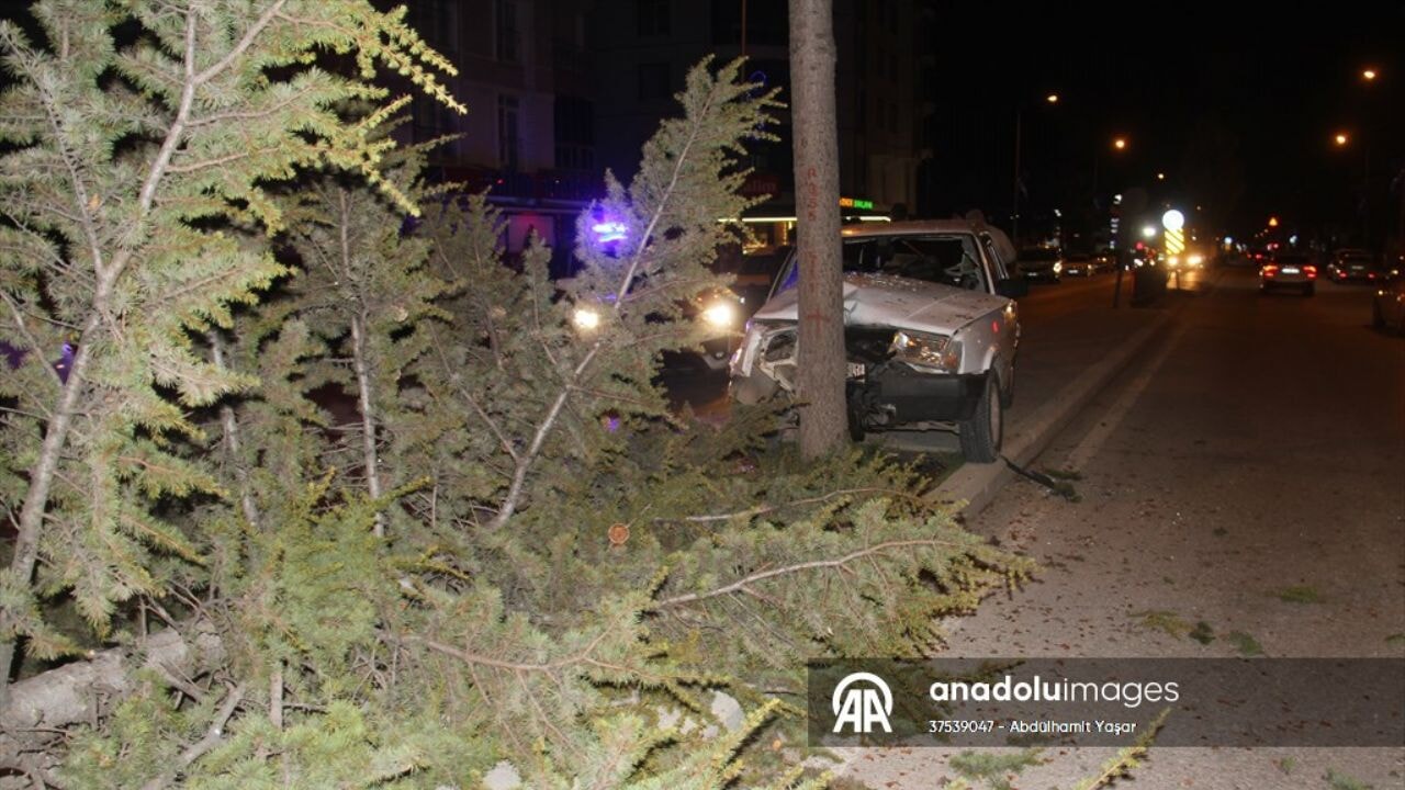 Konya'da trafik kazası: Araç refüje çarptı, cadde trafiğe kapandı