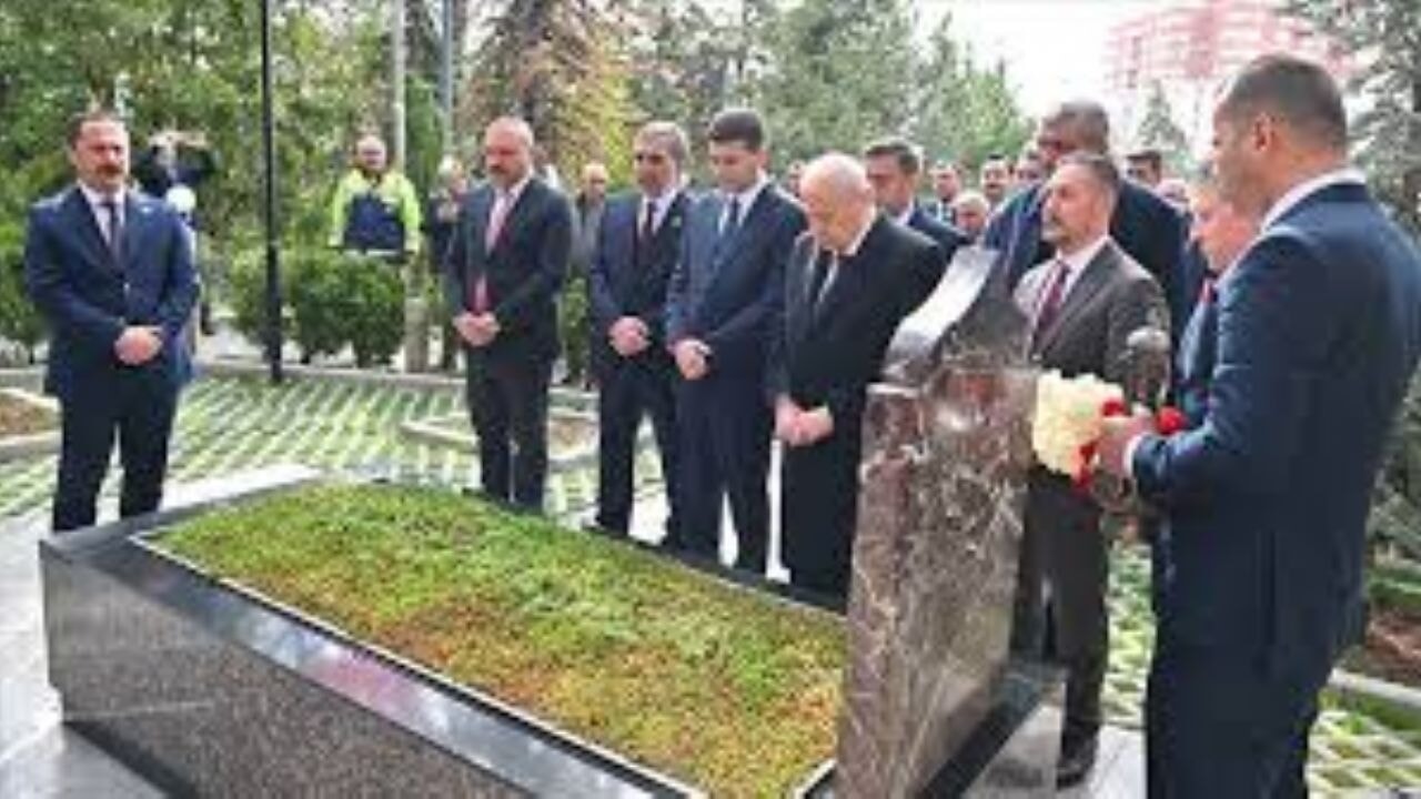 MHP Genel Başkanı Bahçeli, Alparslan Türkeş'in kabrini ziyaret etti