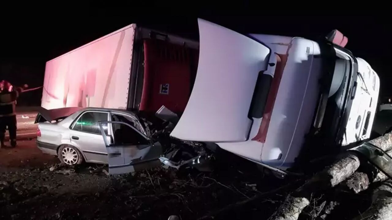 Kütahya'da korkunç kaza: Tır otomobilin üzerine devrildi