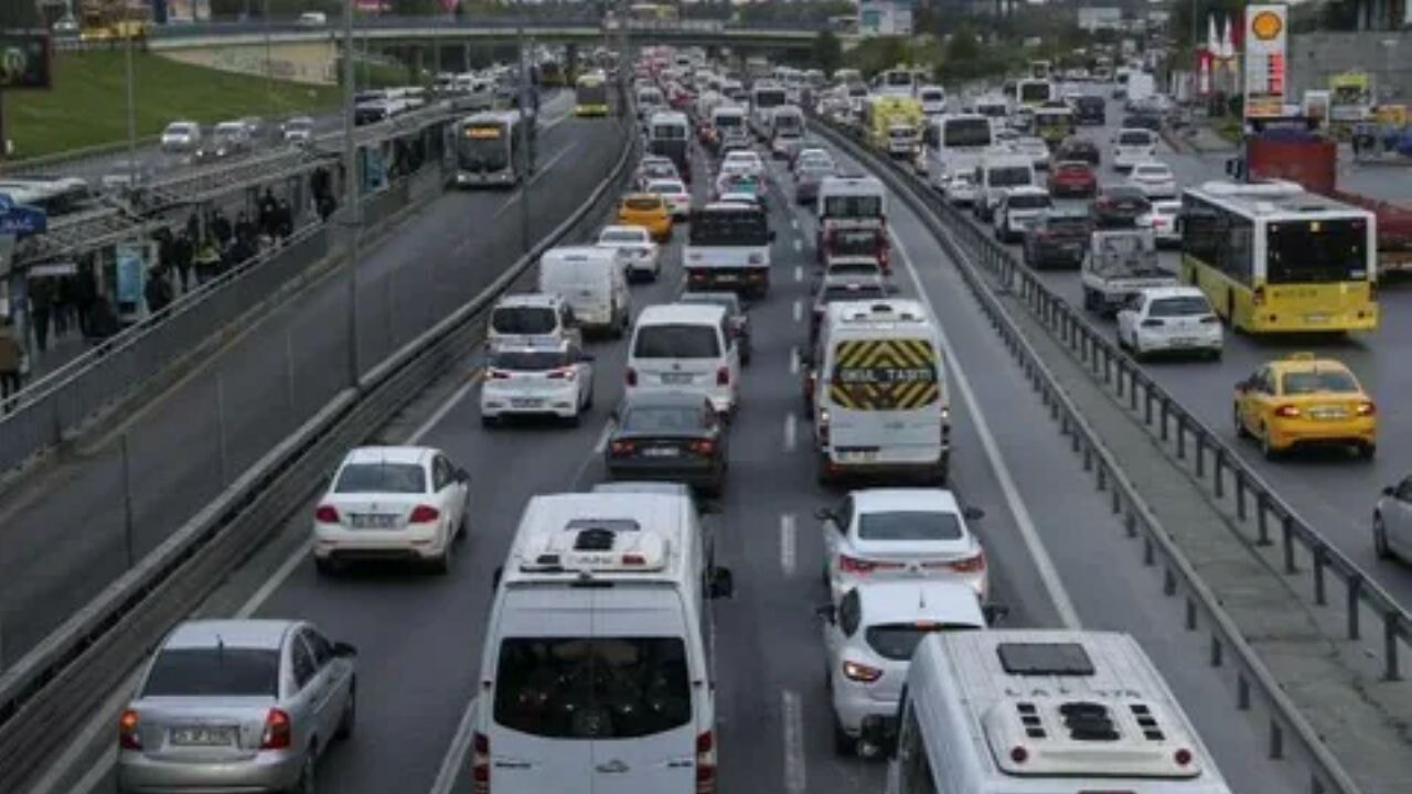 Kara yollarında çalışmalar sürüyor: Sürücüler dikkatli olmalı