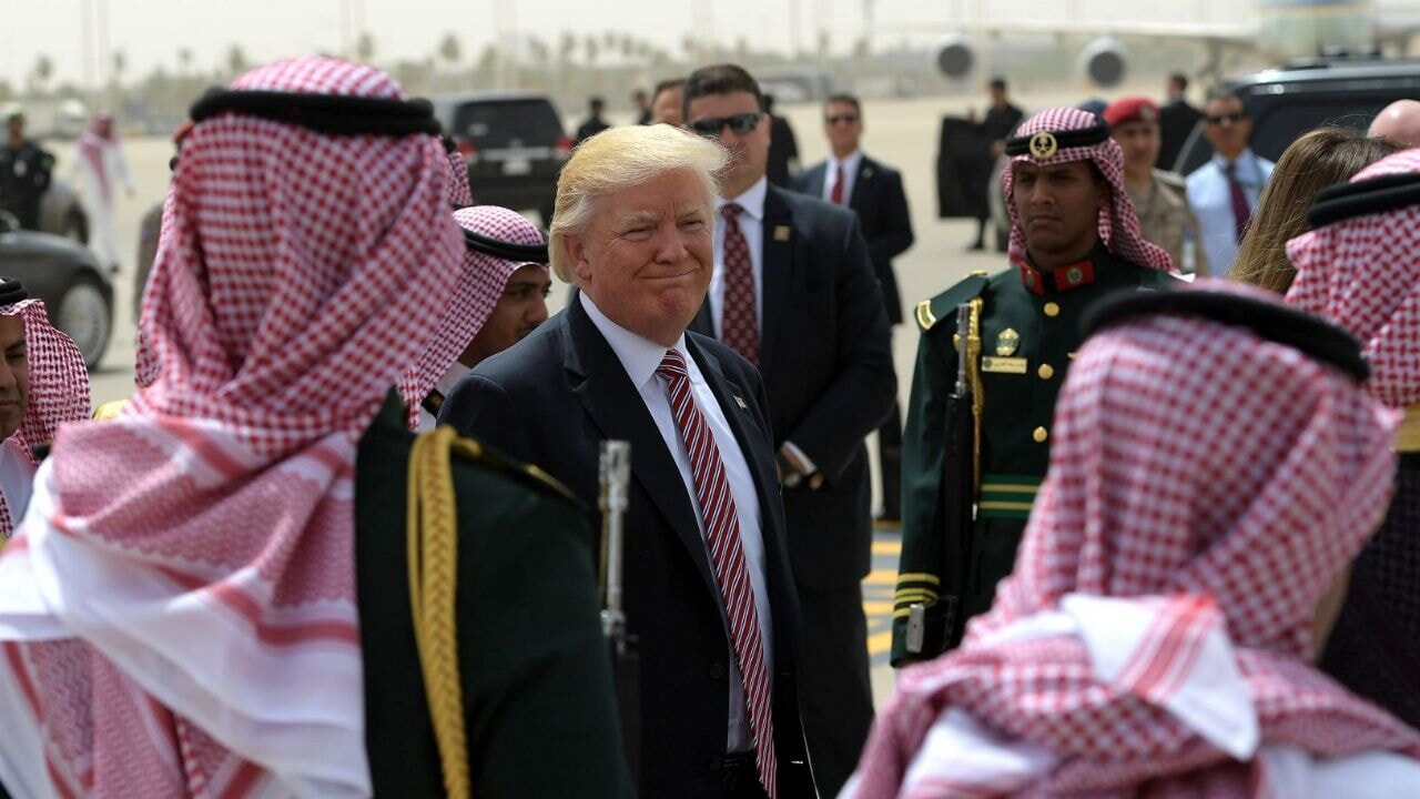 'Arap liderler Trump'ın önünde kedi gibi duruyor'