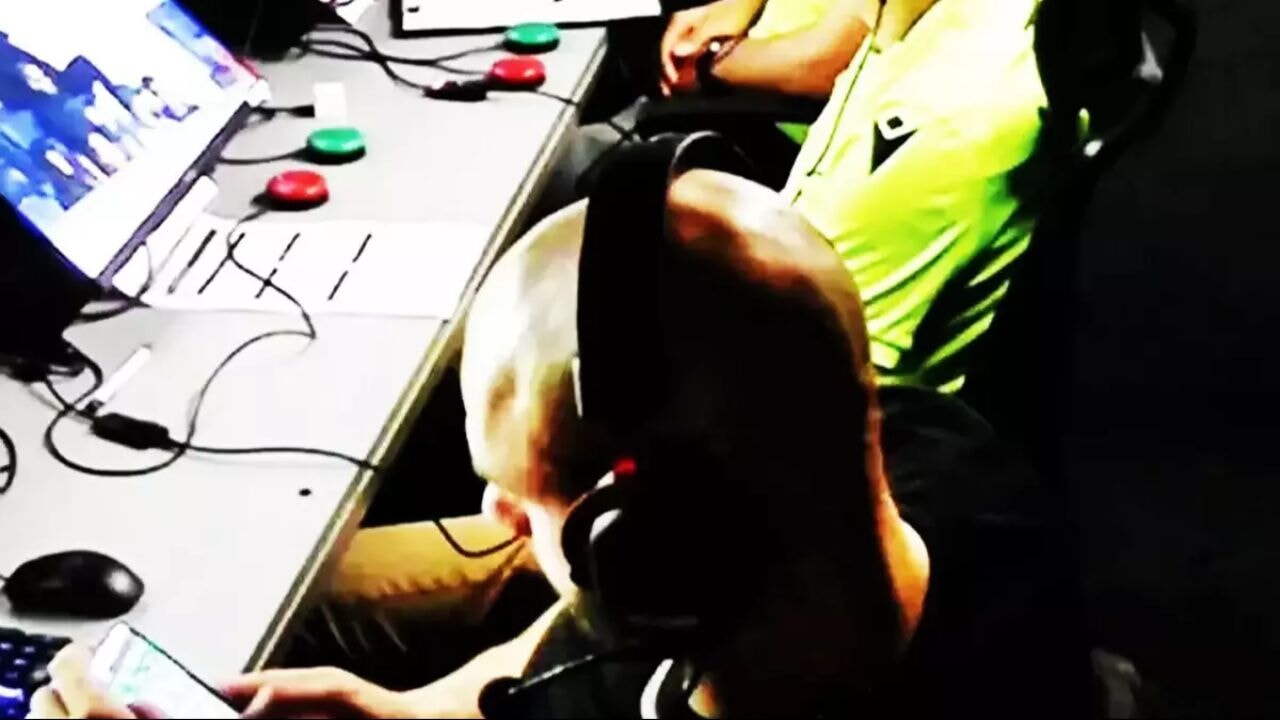 Futbol dünyasını sarsan skandal: VAR odasında telefonda bahis oynadı!