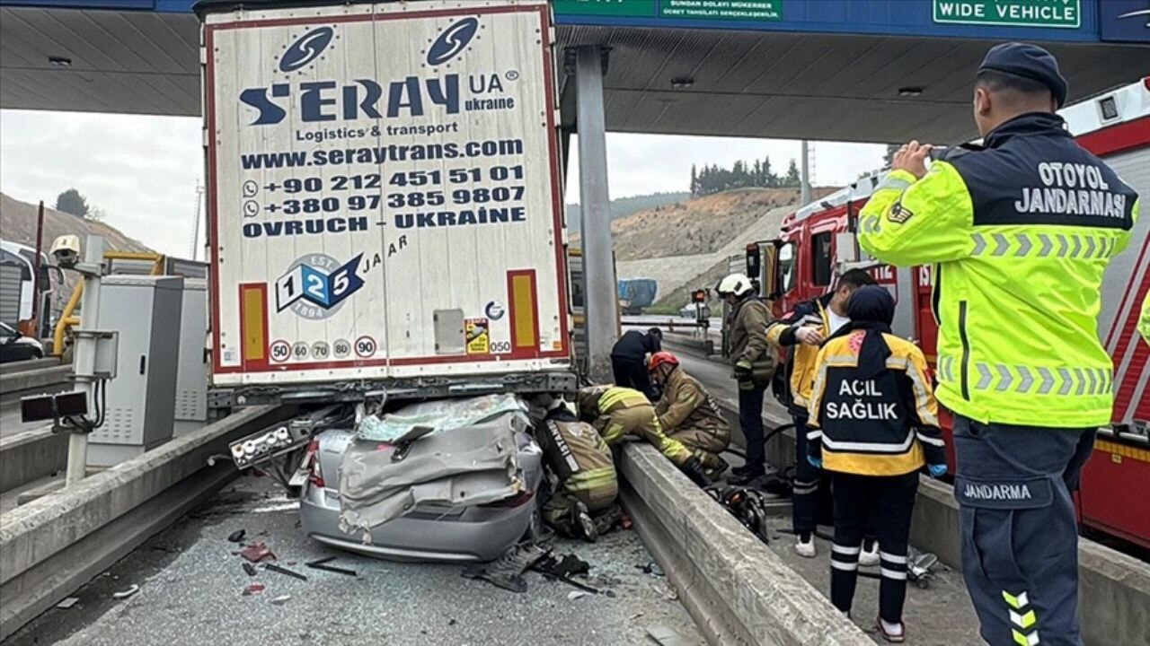 Pendik'te otomobil TIR'ın altında girdi: 4 ölü