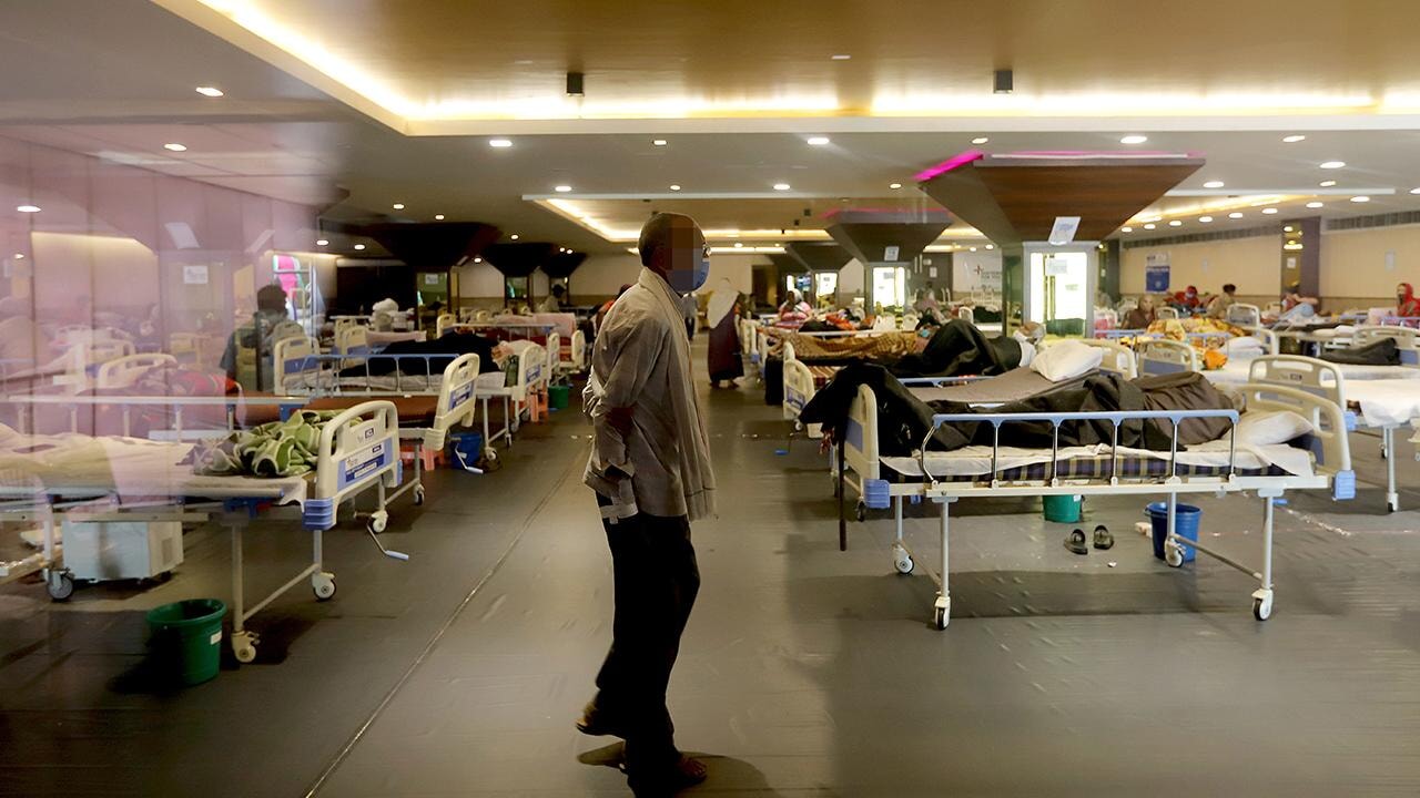 İçinde ölü kertenkele bulunan yemekten zehirlendiler