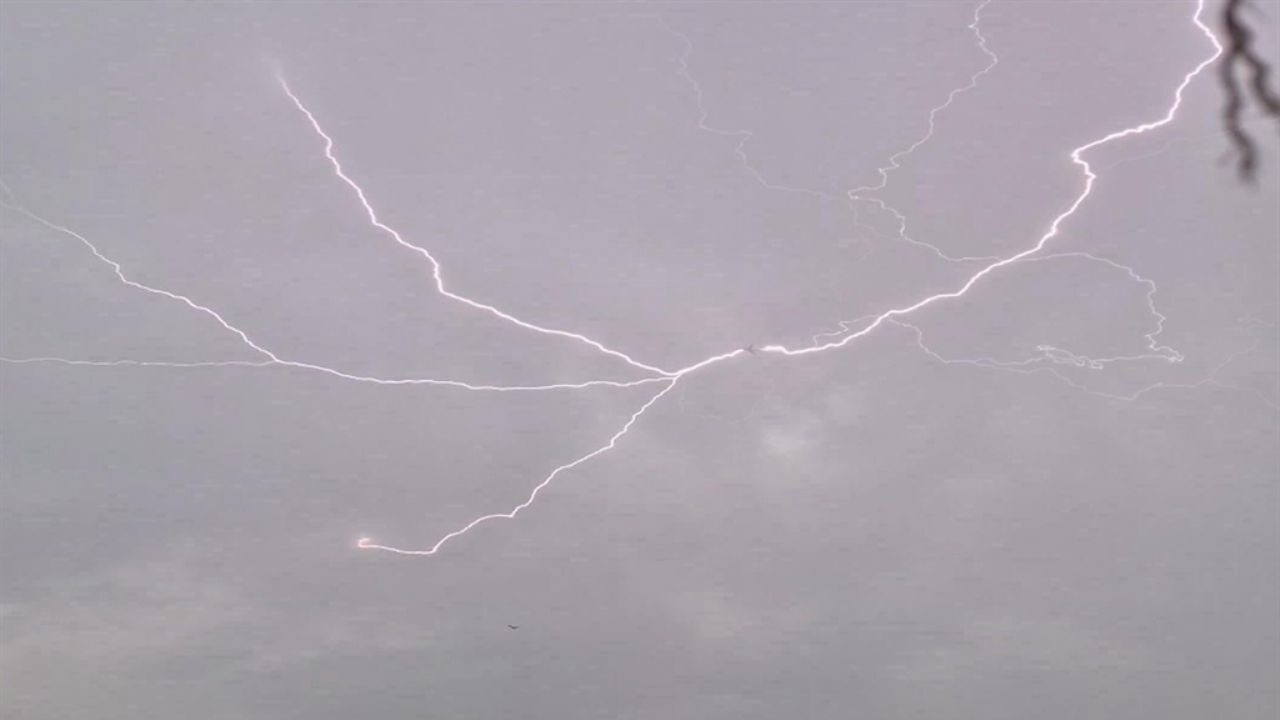 Pegasus uçağına yıldırım isabet etti