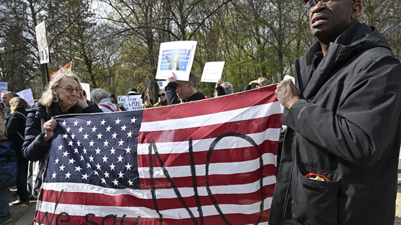 'İnsanları koruyun, zenginleri değil'… Avrupa'da Trump ve Musk protestosu!