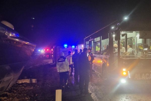 Tur otobüsü kaza yaptı: 23 kişi yaralandı