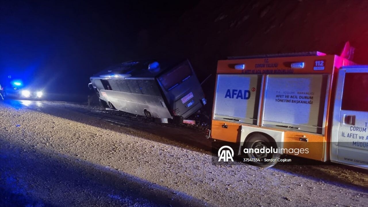 Festival dönüşü faciaya döndü: Otobüs devrildi!