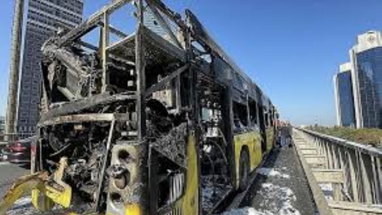 İETT otobüsü yangını: Yolcular son anda kurtarıldı!