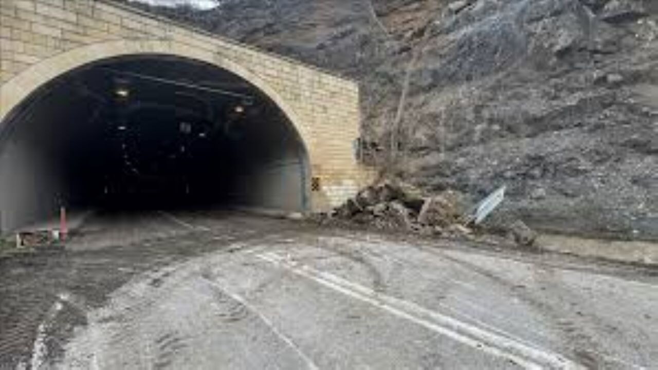 Gümüşhane-Trabzon kara yolunda heyelan meydana geldi