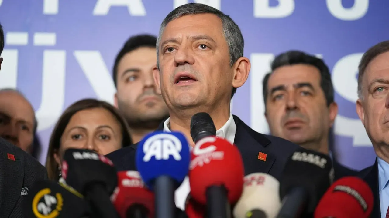 CHP'de Özgür Özel tam oyla Genel Başkan oldu