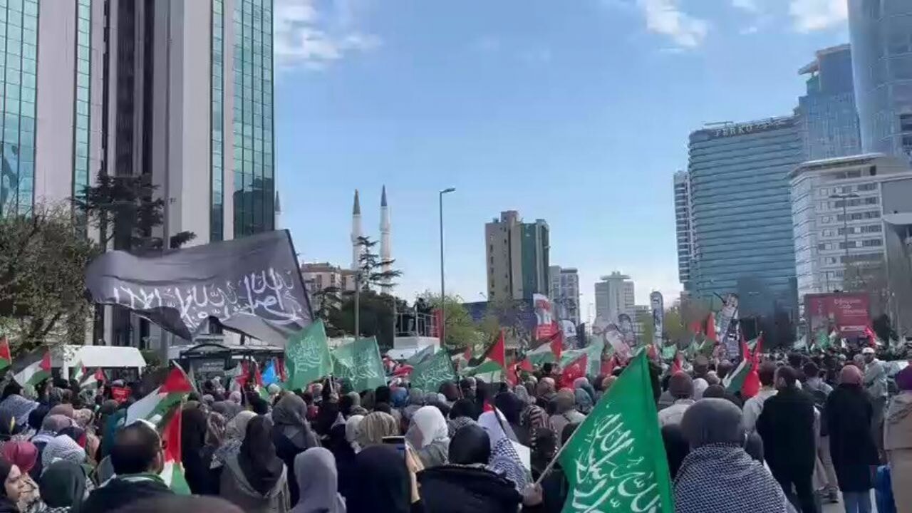 Hamas'ın çağrısına karşılık veren binler Siyonist konsolosluğa yürüdü