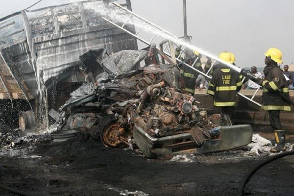 Otobüs ile üç otomobilin ölümcül çarpışması: En az 25 kişi hayatını kaybetti