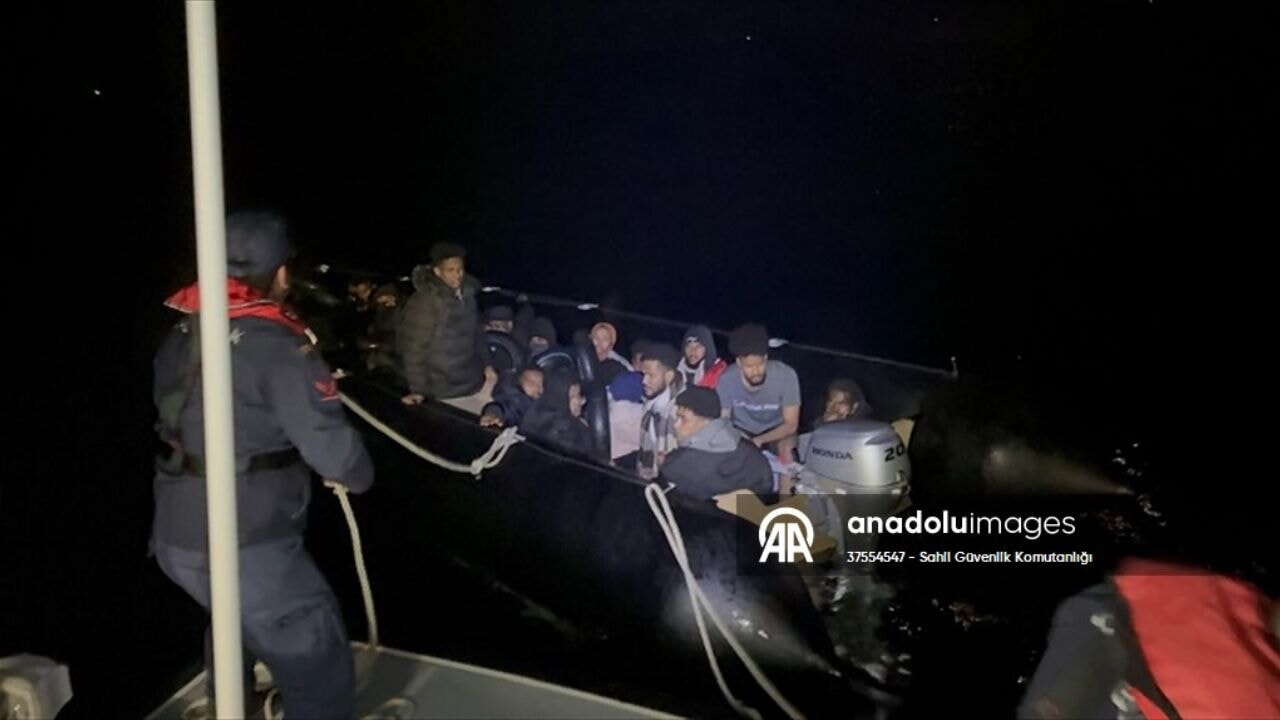 İzmir'de insan kaçakçılığı operasyonu! Göçmenler denizde yakalandı