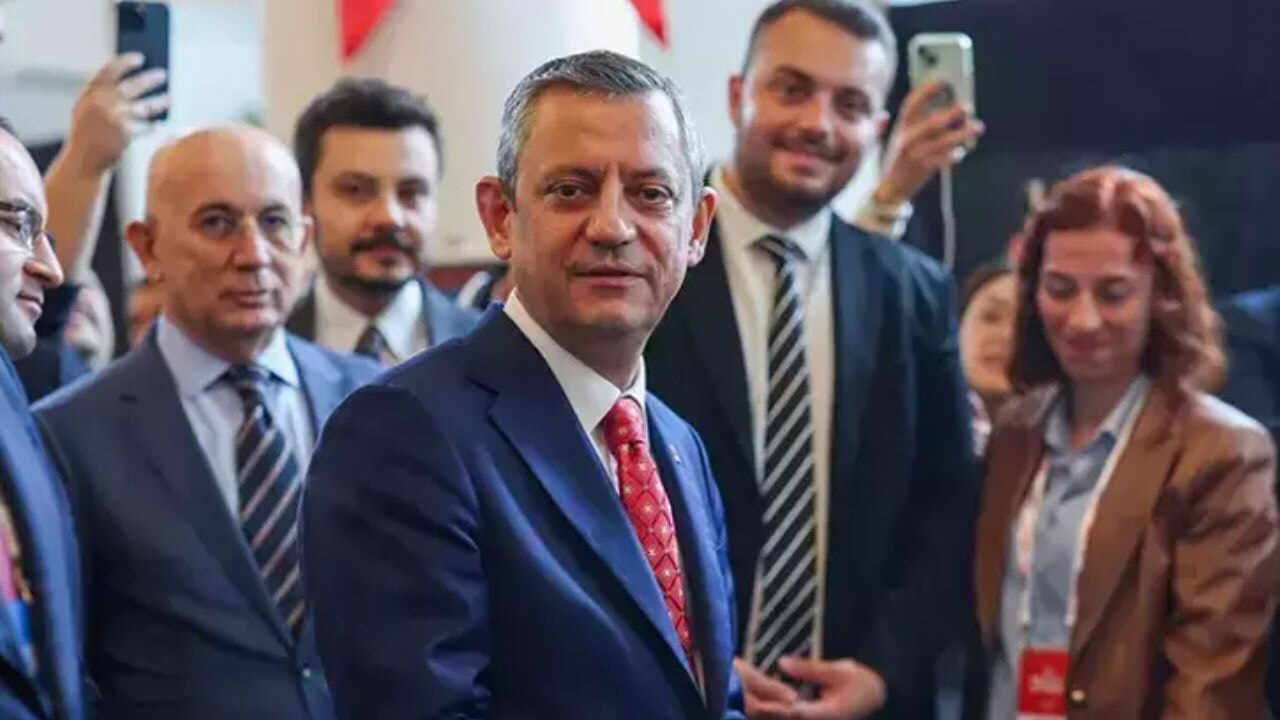 CHP kurultayında sonuç belli oldu! Özgür Özel yeniden seçildi