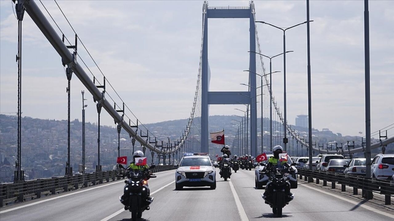 İstanbul polisleri 170 araçlık kortejle kenti dolaştı