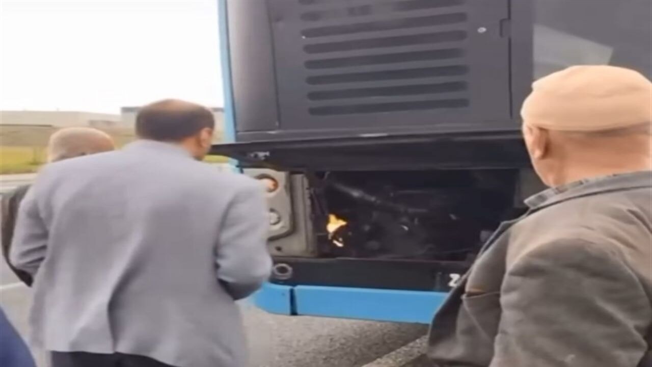 Motorda yangın çıktı, üfleyerek söndürmeye çalıştı