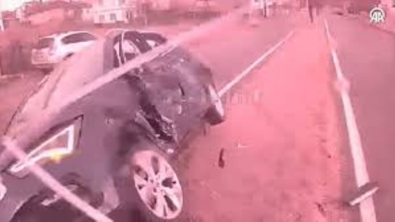 Halk otobüsü ile otomobilin çarpıştığı kaza anı araç kamerasında