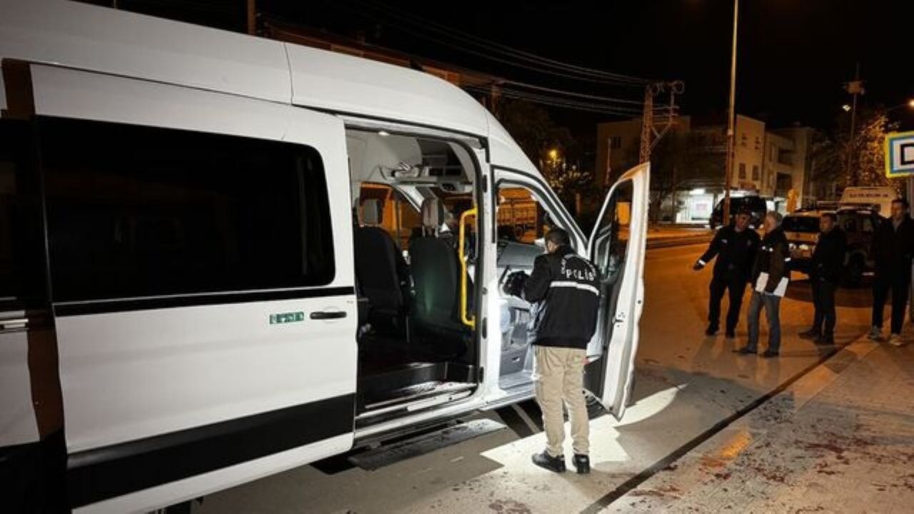 Adana'da servis minibüsüne saldırı